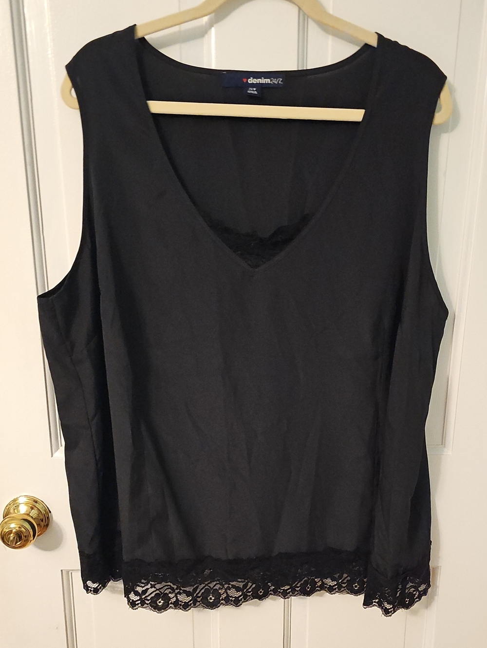 Denim 24/7 Black V-Neck Lace-Hem Sleeveless Camisole